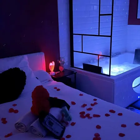 Azur Pour 2 Avec Jacuzzi Et Terrasse A 2 Minutes De La Apartment Vallauris